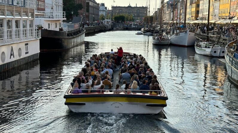 Photo Overcrowded boats