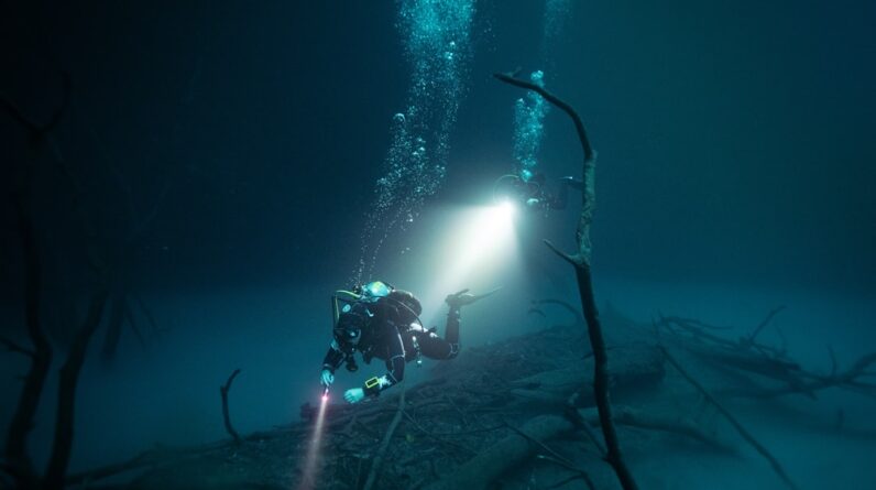 Photo Underwater oil rig